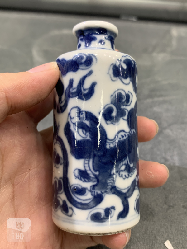 清乾隆青花狮子滚绣球纹鼻烟壶 - 图2